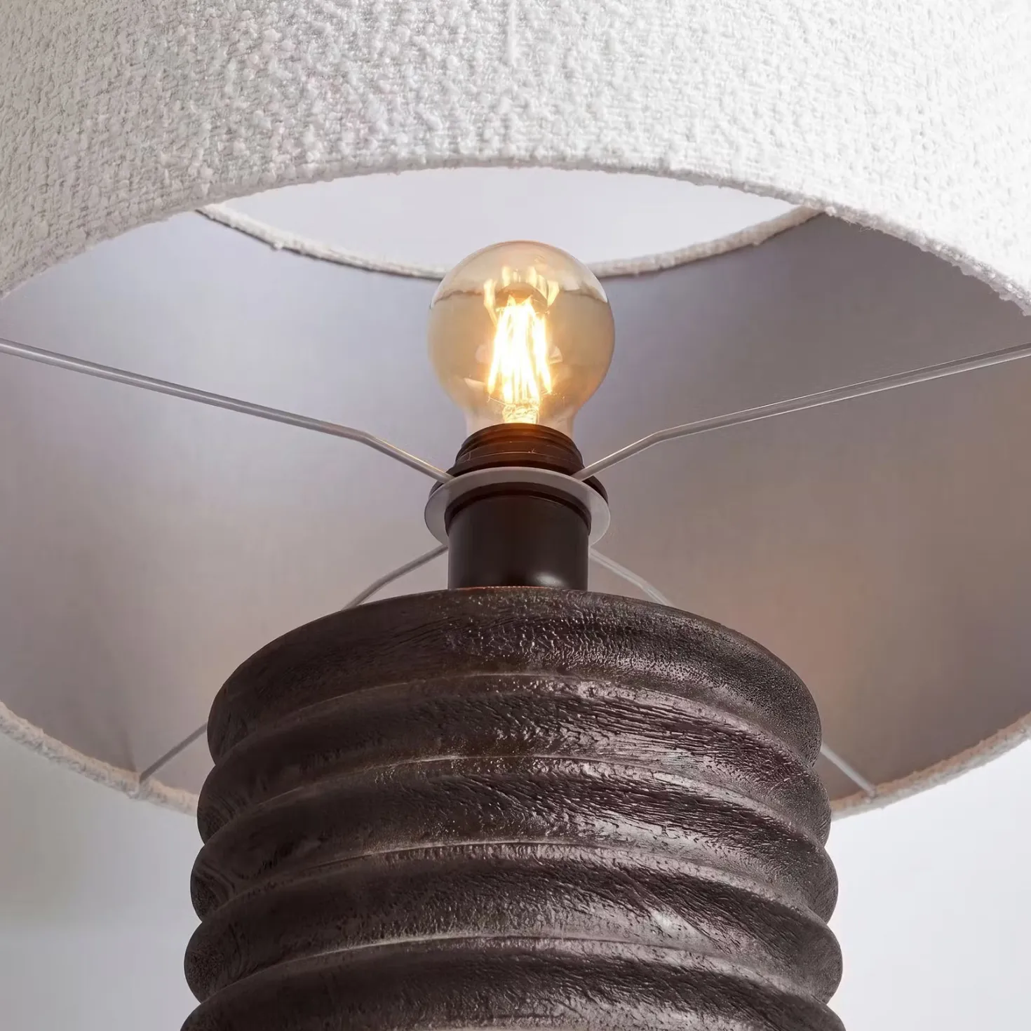 GROOVED Tischleuchte